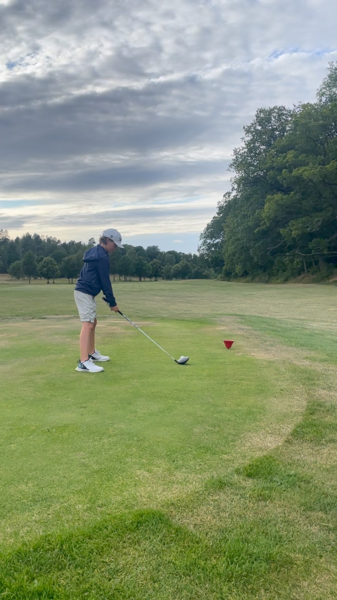 Spelträning på banan var tanken för kvällens juniorträning. Tävling tyckte junisarna… scramble mot pron 🤩 Gäller att hålla i hatten när @abbe_golf_ lossar bössan från tee 💪🏼⛳️

#kastenfalkgolf #trosagolfklubb #trosagk #golfisörmland #visittrosa #trosakommun