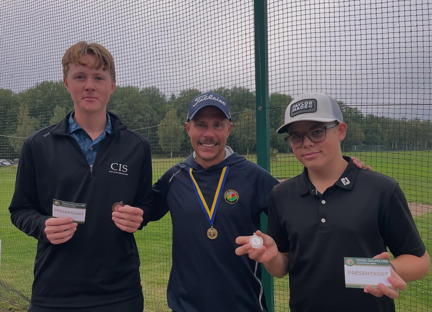 I helgen avgjordes KM på Trosa Golfklubb. I år var det extra roligt att få gå ut i ledarboll sista rundan med två av klubbens juniorer som jag haft äran att få träna och följa under så många år ⛳️ extra kul att se hur ni fortsätter utvecklas och faktiskt i de flesta lägen tar kloka beslut. Men än står jag emot er men nästa år får jag det ännu svettigare. Bra jobbat killar @golf_kevin @walter_larsson /Coach Kastenfalk 

#kastenfalkgolf #trosagk #golfisörmland #klubbmästerskap #viärpga #coach #golftränare #titleistsverige #footjoy