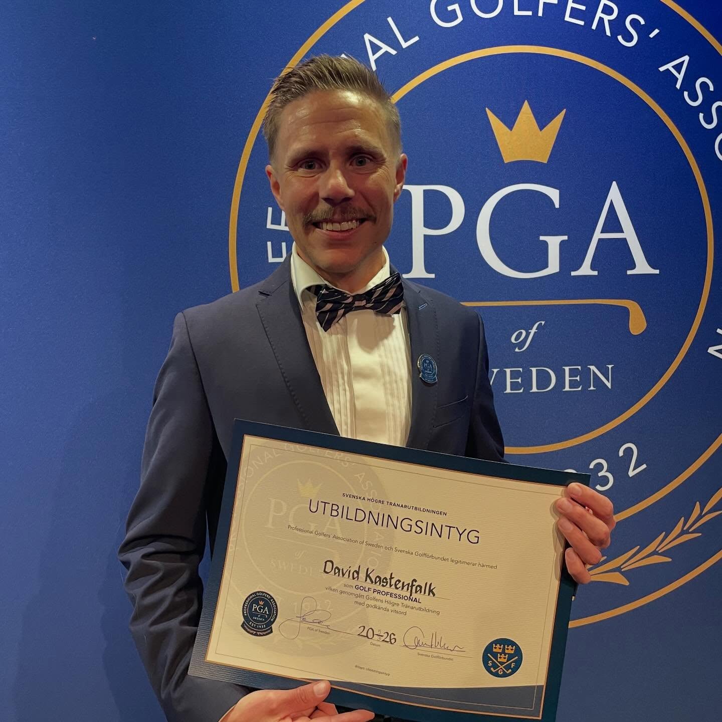 Examen – PGA Professional ⛳️👨‍🎓

2023 började HTU – PGA:s Högre Tränarutbildning.
Idag är det klart!

Tre år av utbildning, många timmar arbete och väldigt mycket lärande.

Ett stort tack till min familj för allt stöd, tålamod och pepp längs vägen. Utan er hade det här inte varit möjligt ❤️

Stort tack också till min mentor @magnuselwin, samt mentorerna Anna Tingvall, @niklaserikssonperformance och @larstingvall för kunskap och vägledning under utbildningen.

Tack även till kurschef @andersjohanssonajsgolf, alla föreläsare och såklart mina kurskamrater 🙏 @pgasweden

Nu fortsätter arbetet med att hjälpa fler golfare att utvecklas och nå sina mål.
Vi ses på @trosa.gk ⛳️

#pgasweden #pgaprofessional #kastenfalkgolf #golfpro #viärpga